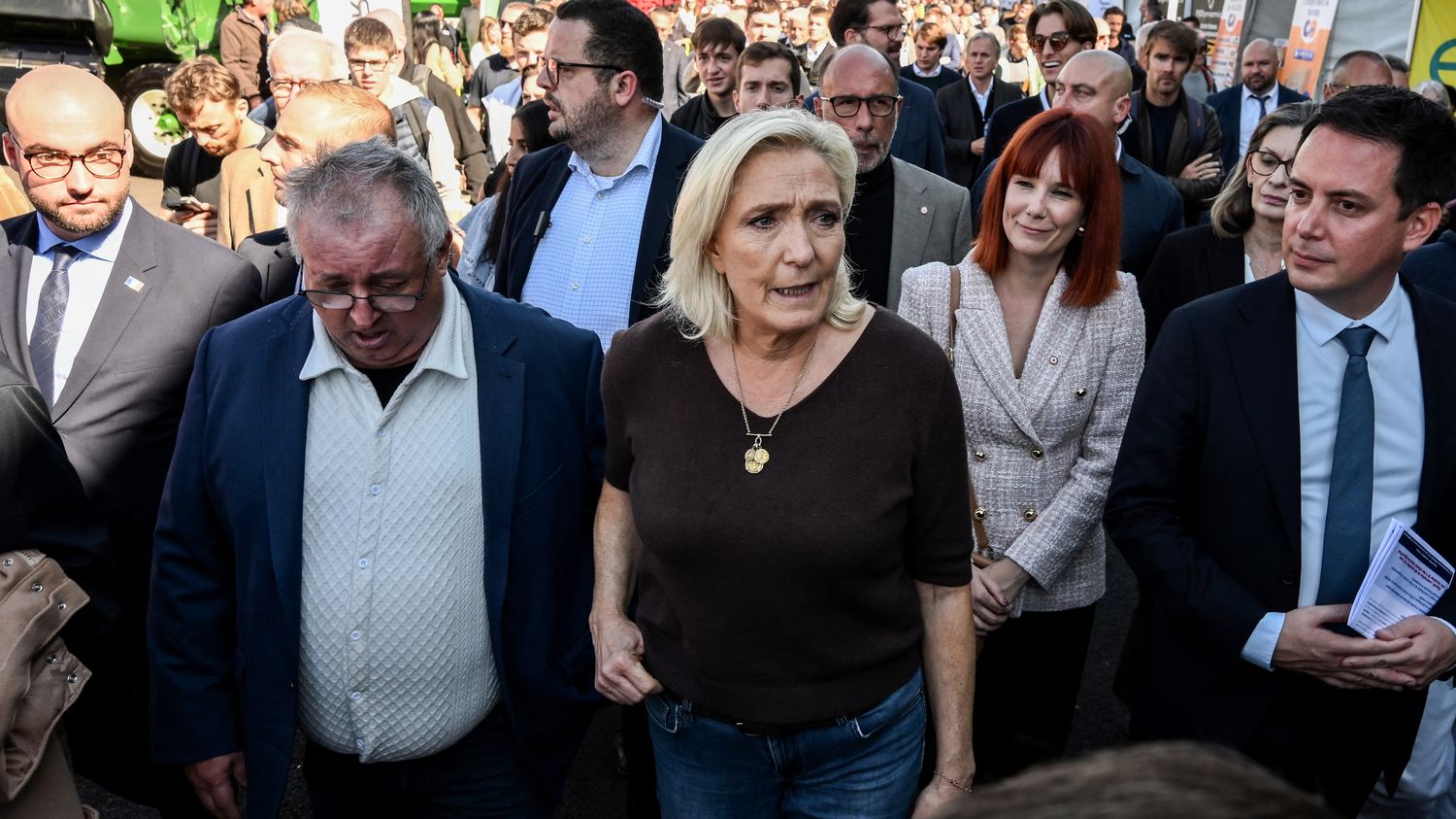 loin de Matignon, Marine Le Pen en campagne auprès des agriculteurs