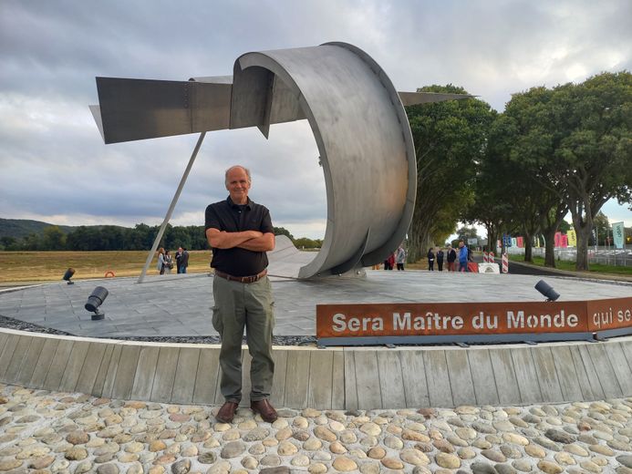 L’artiste Ernest Altès, fier d’avoir contribué à perpétuer la mémoire de Clément Ader à Muret au travers de cette œuvre en aluminium et inox de 10 mètres de long.