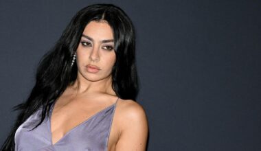 Charli XCX va jouer avec Kylie Jenner, Arielle Dombasle et Alexander Skarsgård dans son premier film