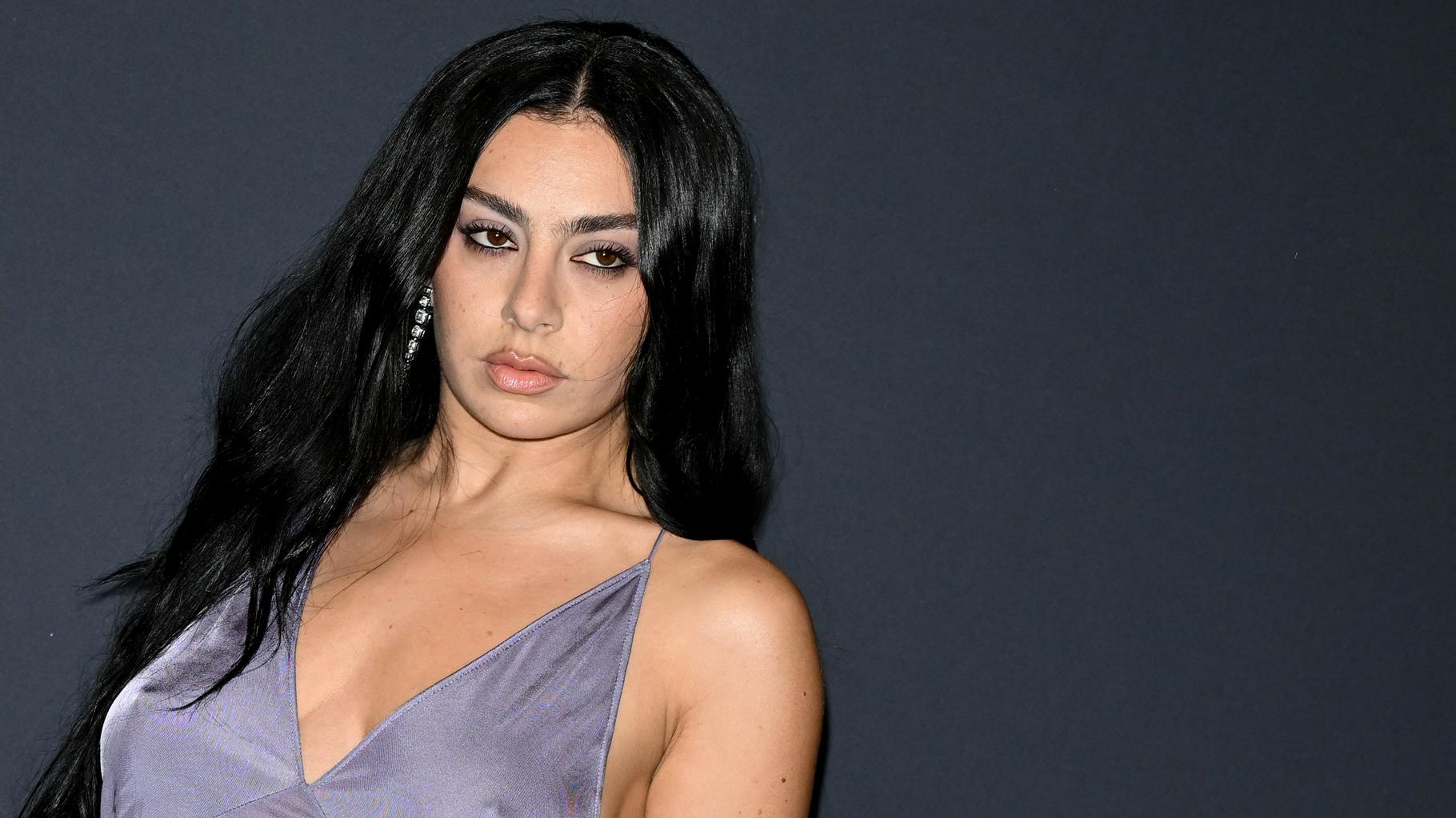 Charli XCX va jouer avec Kylie Jenner, Arielle Dombasle et Alexander Skarsgård dans son premier film