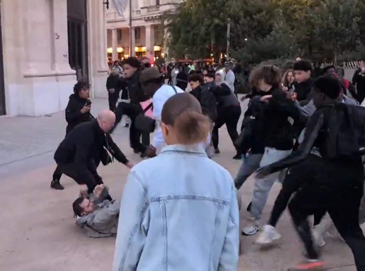 après l'annulation du concert du groupe L2B, la situation dégénère complètement aux Halles