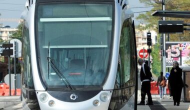 Panique dans le tramway : des passagers croient à une attaque en voyant un couple costumé avec des armes factices