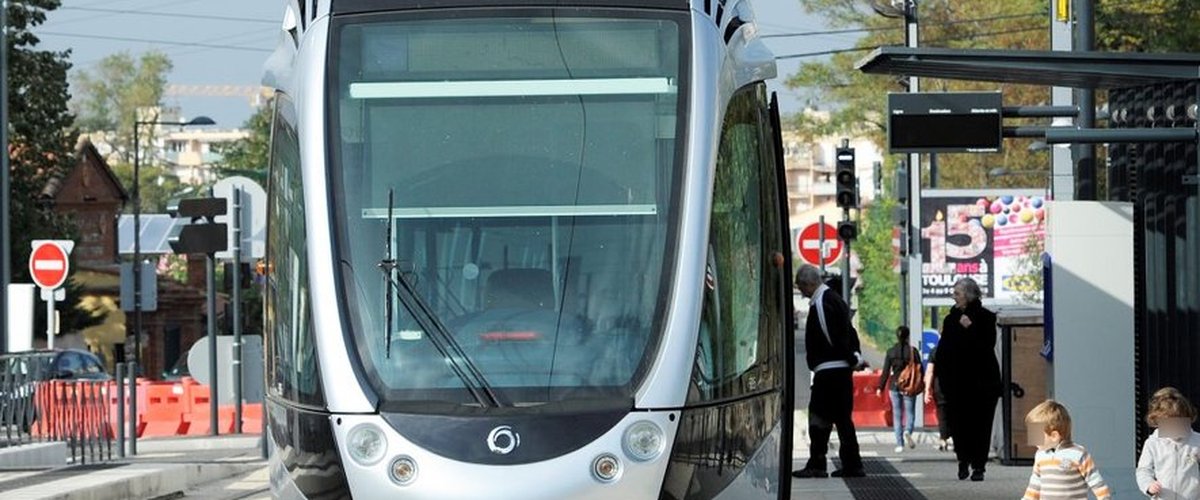 Panique dans le tramway : des passagers croient à une attaque en voyant un couple costumé avec des armes factices