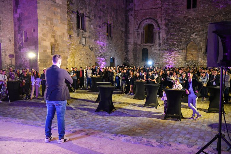 Un parterre de partenaires est venu garnir la cour.