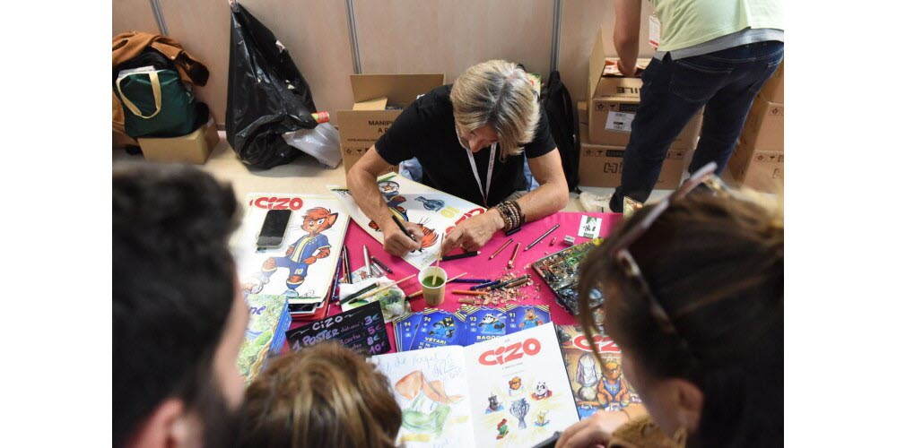 Les enfants font la queue pour se faire dédicacer BD et poster Cizo. Photo Sonia Barcet