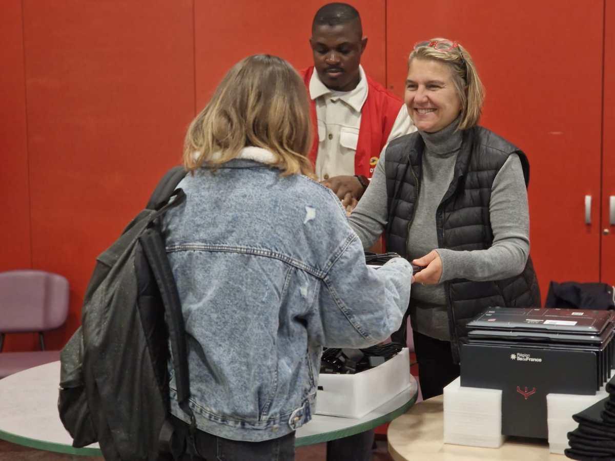 Seine-et-Marne : La Région Ile-de-France distribue des ordinateurs aux lycéens pour démarrer l’année sur le même pied d’égalité !