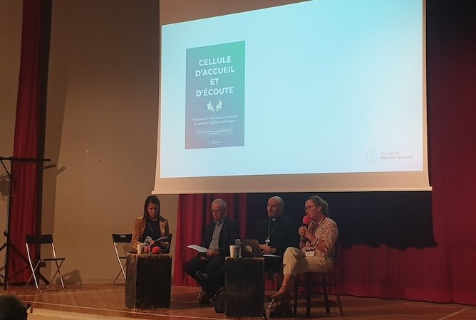 Le 11 octobre au lycée Saint-Jospeh d'Ollioules, l'évêque François Touvet et Magali Menut, déléguée à la lutte contre les abus (tous les deux à droite), présentaient leur dispositif pour acccompagner les victimes d'abus