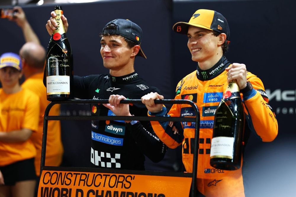 Lando Norris et Oscar Piastri fêtant le titre constructeurs de McLaren à Singapour.