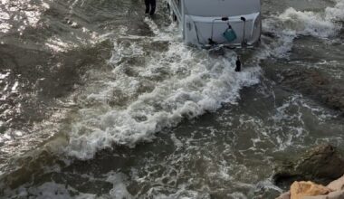 Dépression Alice : emportée par les inondations, une caravane finit échouée dans la mer Méditerranée