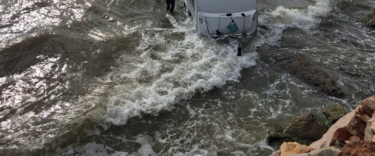 Dépression Alice : emportée par les inondations, une caravane finit échouée dans la mer Méditerranée