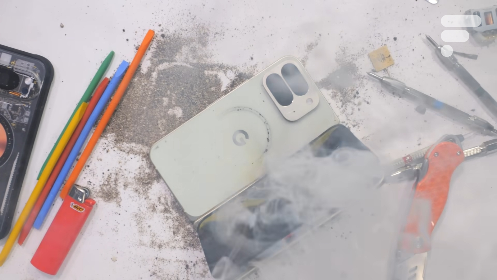« Le smartphone pliable le plus fragile que j'aie jamais testé », le Google Pixel 10 Pro Fold a littéralement explosé