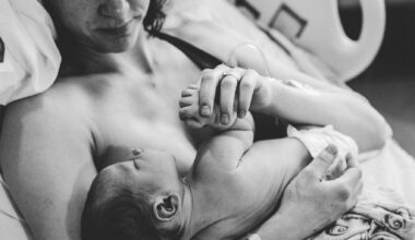 Le peau à peau dès la naissance améliore le développement des prématurés, note l’Inserm