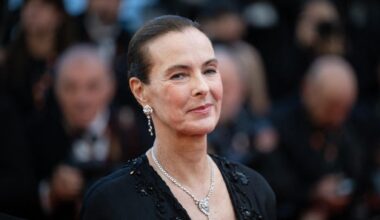 L’actrice Carole Bouquet s’évanouit sur scène à Paris, la metteuse en scène prend sa place