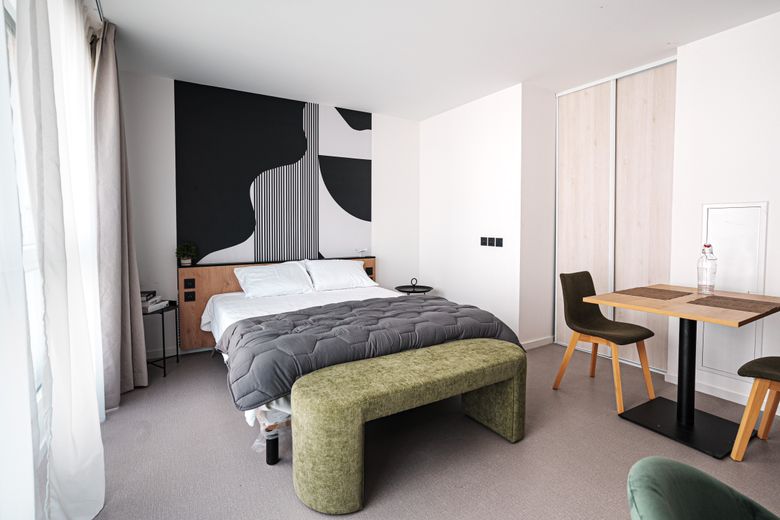 Des chambres décorées aux codes de l’hôtellerie.