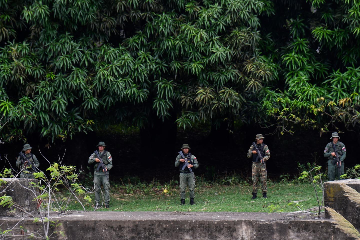 Le Venezuela, sous la pression des Etats-Unis, renforce sa présence militaire à la frontière colombienne