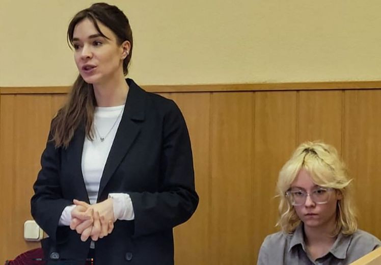 Diana Loginova, 18 ans (à droite) est la chanteuse arrêtée par la police russe à Saint-Pétersbourg.