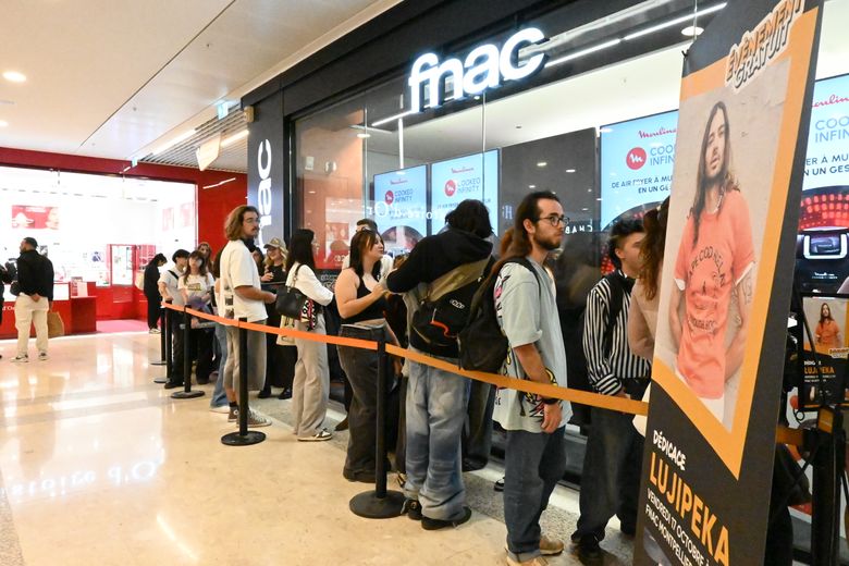 La file d’attente pour rencontrer le chanteur s’étirait jusqu’aux portes latérales du centre commercial.