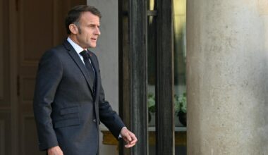 Comment Emmanuel Macron défend la suspension de la réforme des retraites auprès des siens