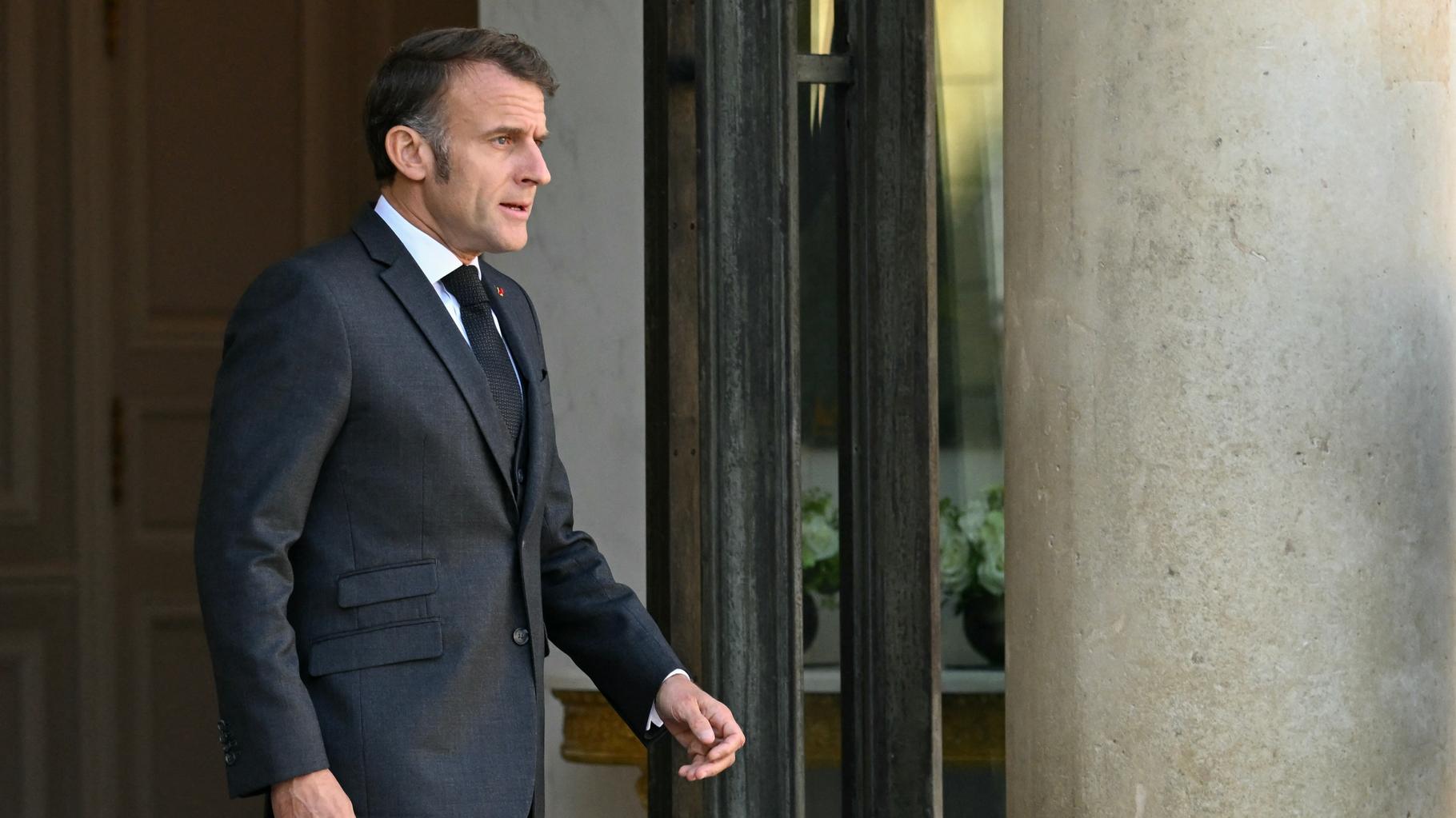 Comment Emmanuel Macron défend la suspension de la réforme des retraites auprès des siens