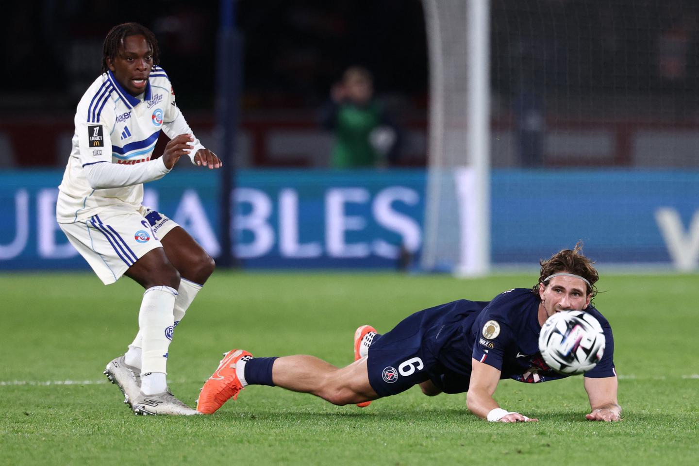 Le Paris Saint-Germain, bousculé par Strasbourg, revient de loin pour accrocher le nul et conserver la première place