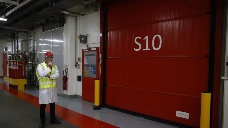 Attention top secret. Derrière cette porte rouge se trouvent les deux seules personnes en France à connaître la recette de Coca-Cola. Ils fabriquent le fameux sirop, ensuite envoyé vers les usines qui embouteillent.