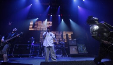 mort de Sam Rivers, fondateur et bassiste du groupe, à l’âge de 48 ans