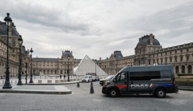 le cambriolage spectaculaire du Louvre sidère et interroge la presse internationale