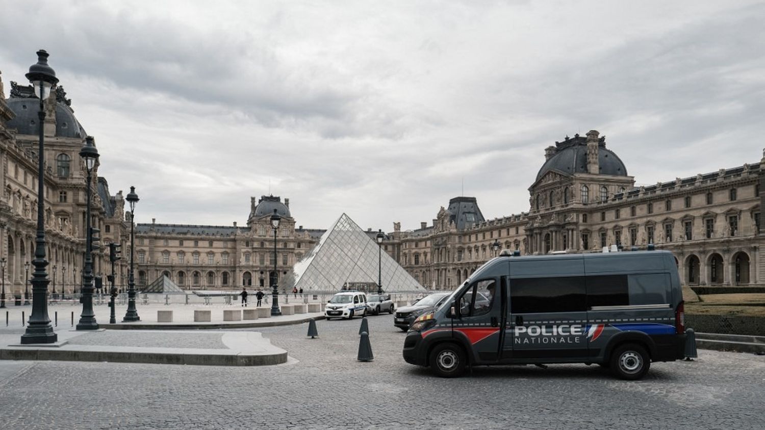 le cambriolage spectaculaire du Louvre sidère et interroge la presse internationale