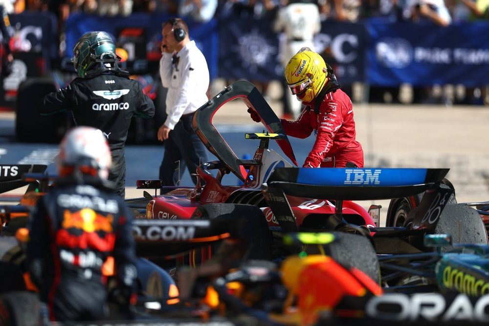 Lewis Hamilton dans le parc fermé après la course.