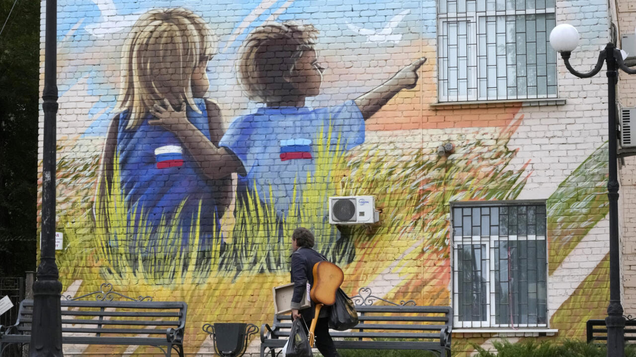 «Les Russes n'ont pas réussi à zombifier tout le monde»: en Ukraine, ces ados qui fuient les territoires occupés