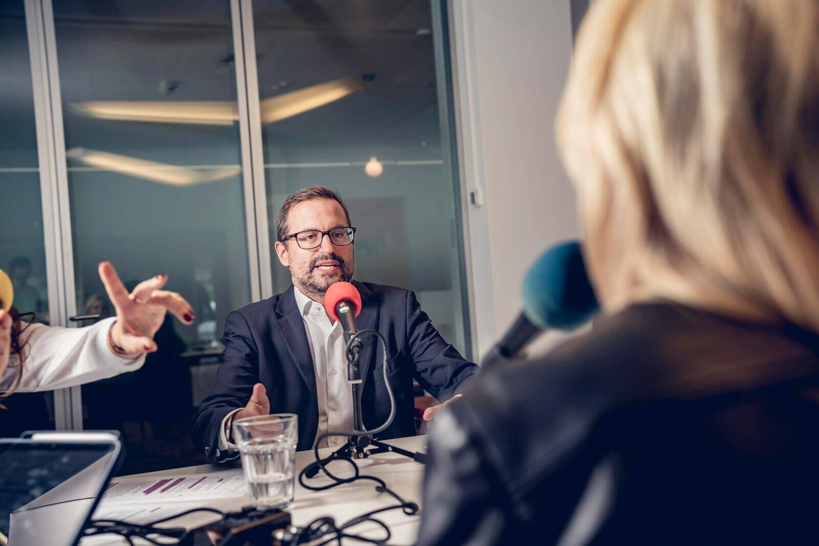 Enregistrement du podcast «Sous la Coupole» avec comme invités: Céline Amaudruz et Vincent Maître, interviewés par Romaine Morard et Romain Clivaz, rédaction du Temps, le 16 octobre 2025 — © David Wagnières pour Le Temps