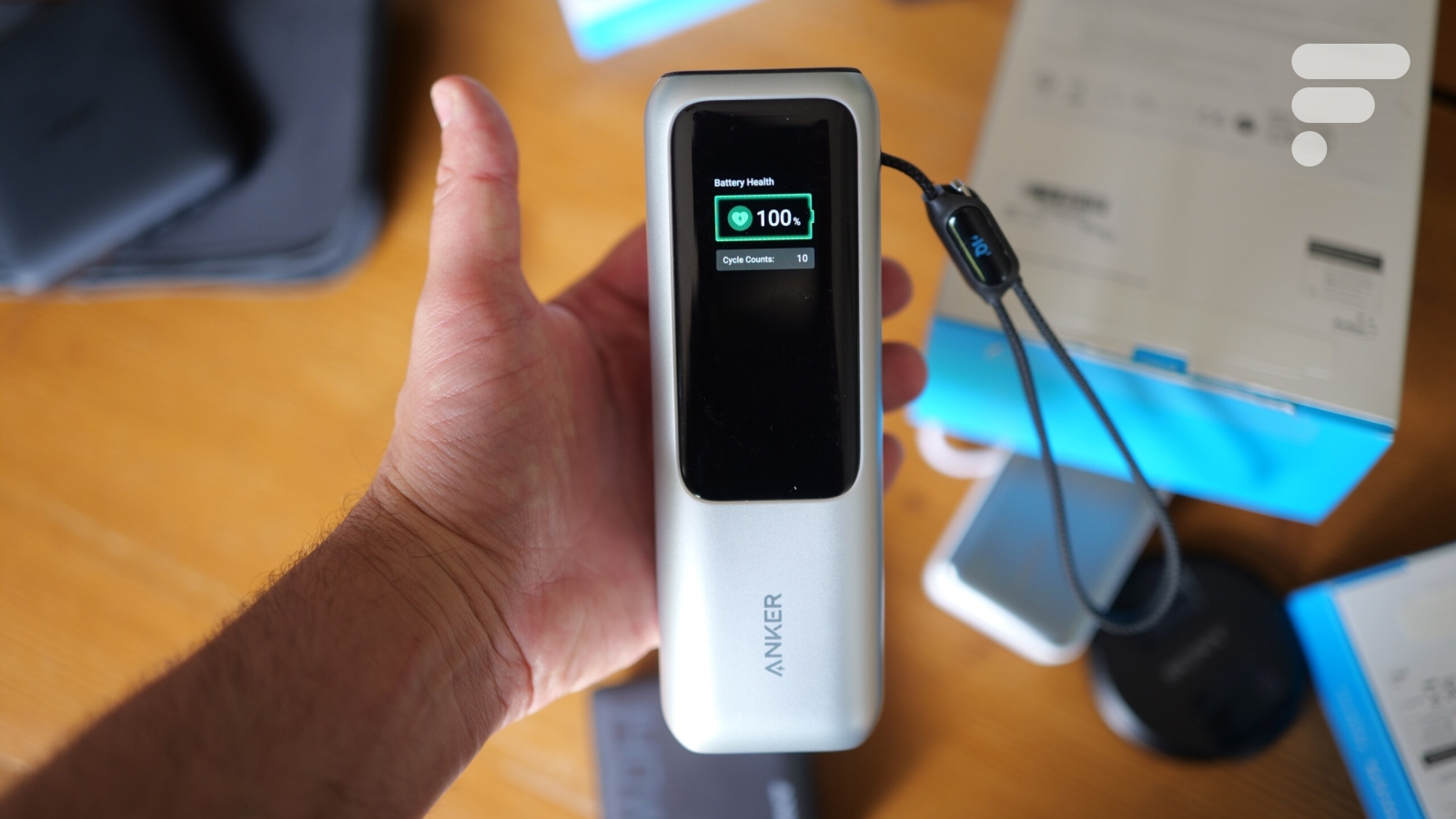 Cette grosse batterie externe 25 000 mAh en promo sur Amazon peut recharger 4 appareils à la fois