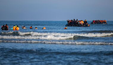 plus de 36 950 migrants sont arrivés en bateau au Royaume-Uni en traversant la Manche en 2025, déjà plus qu’en 2024