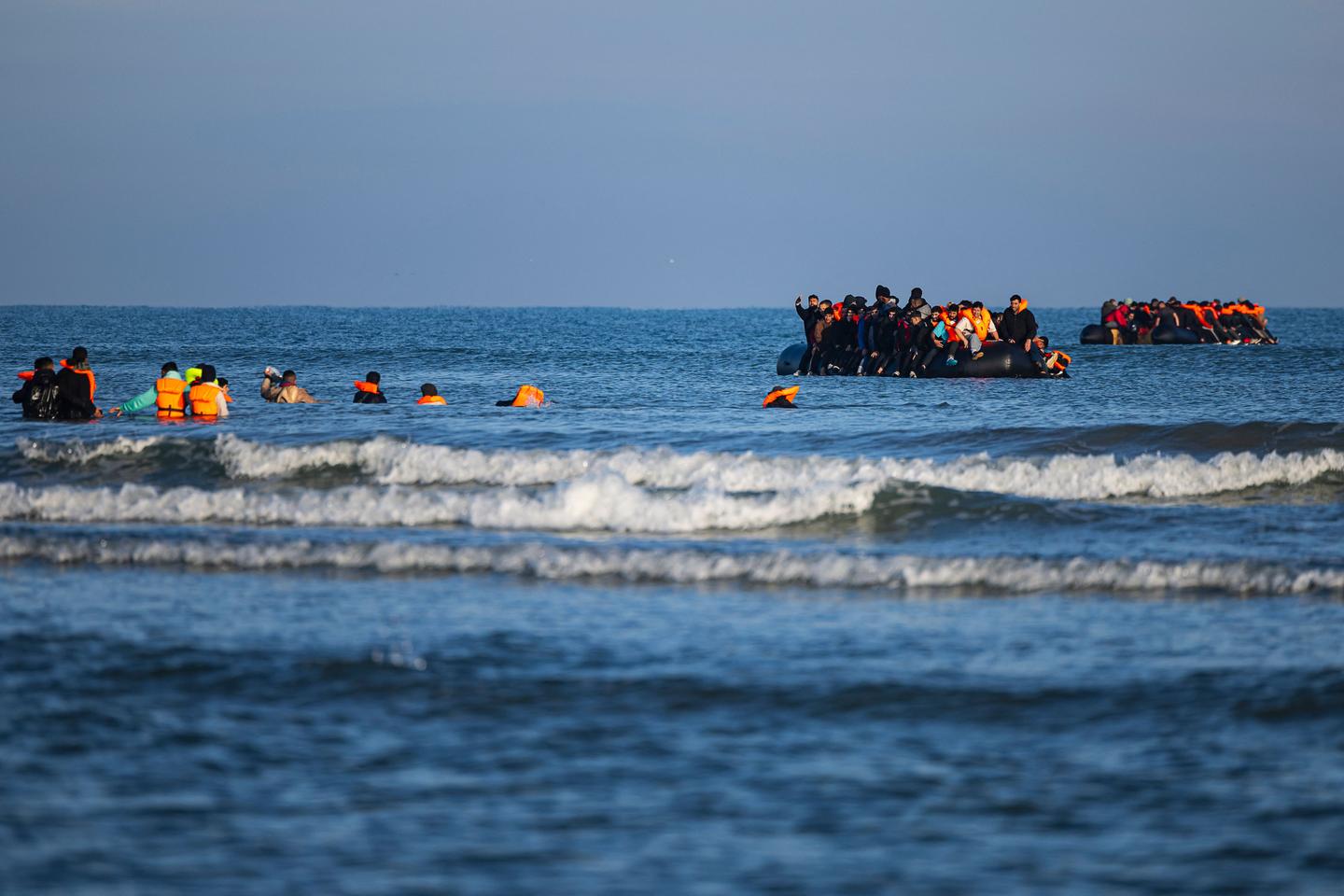 plus de 36 950 migrants sont arrivés en bateau au Royaume-Uni en traversant la Manche en 2025, déjà plus qu’en 2024