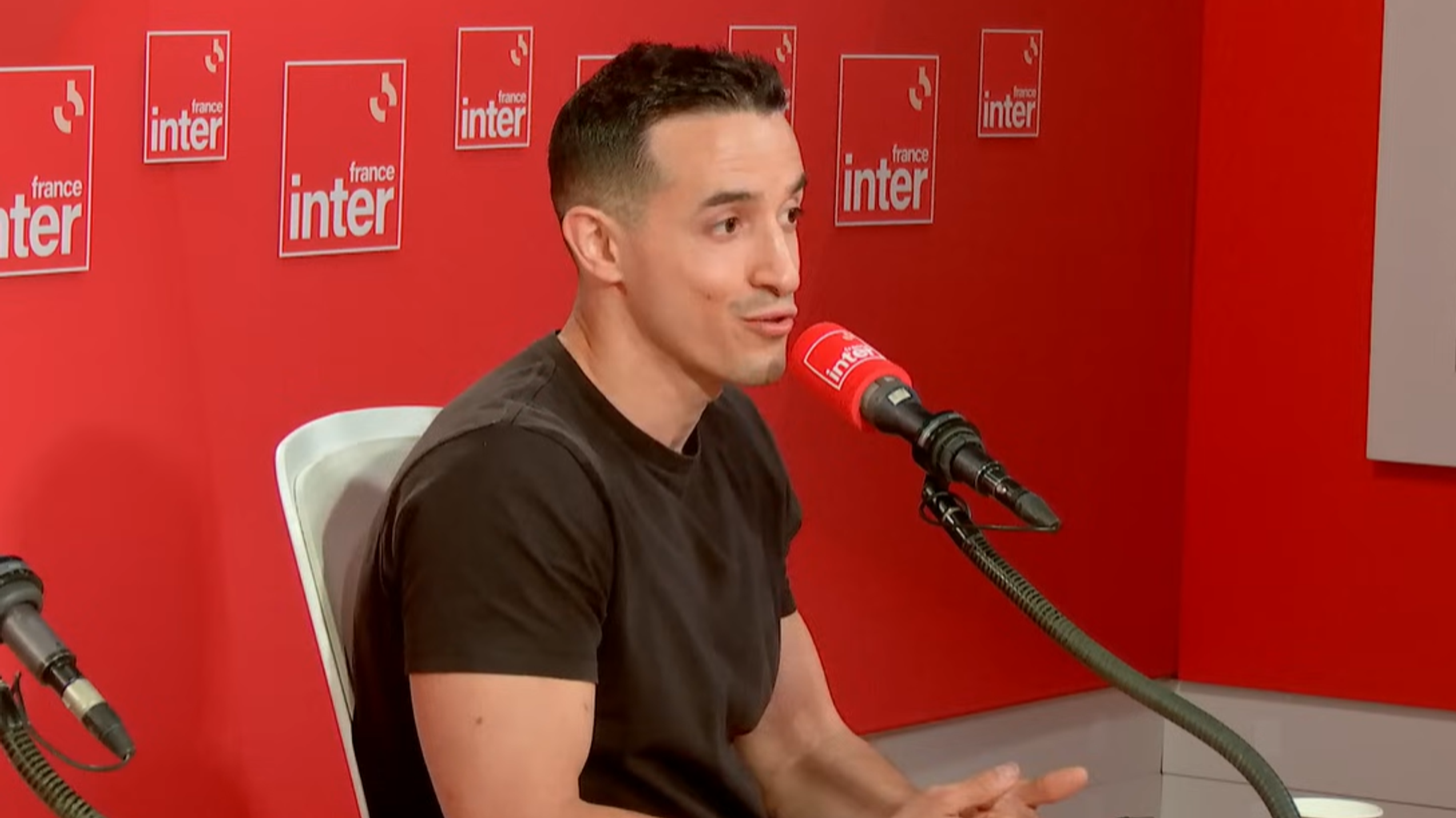 Tibo Inshape se défend d’être un masculiniste… « en reprenant une rhétorique masculiniste »