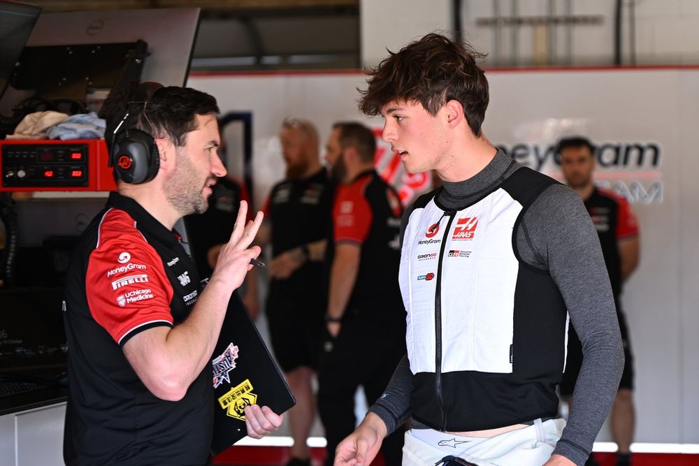 Oliver Bearman (Haas) avec son ingénieur de course.