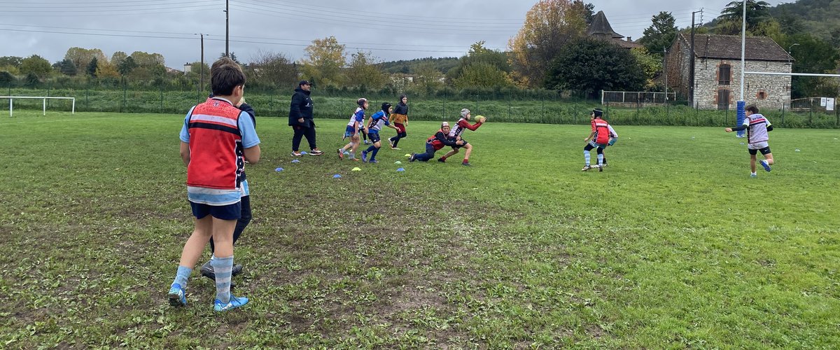 "On les fait un peu rêver" : à Cahors, 80 jeunes rugbymen s’entraînent à la Stade Toulousain Académie sous les yeux d’Émile Ntamack