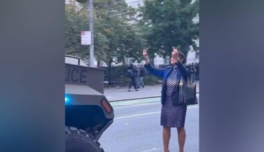 Aux États-Unis, cette « femme à la robe à pois » devient le symbole de la résistance à la police de l’immigration