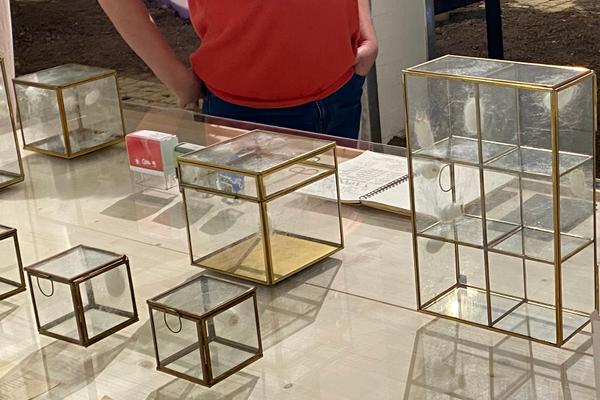 Célia Viale et Thierry Vimal demandent à la Ville de ne pas baptiser le parvis de l’hôtel des polices « Nicolas-Sarkozy », mais « Esplanade du 14-Juillet-2016 ».