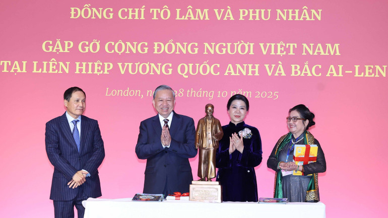 vna-potal-tong-bi-thu-to-lam-gap-go-can-bo-nhan-vien-dai-su-quan-va-cong-dong-nguoi-viet-nam-tai-anh-8371076-5328.jpg