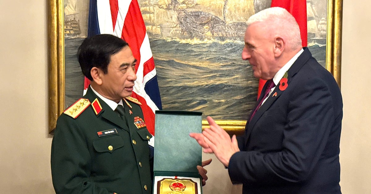 [Photo] Inondation sur le côté droit de la porte, entrée de la citadelle de Hué