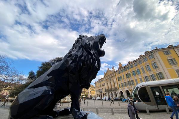 La sculpture géante de Richard Orlinski sur la place Garibaldi, en mars. Photo Cyril Dodergny 