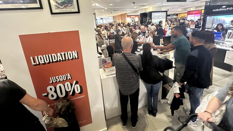 Opération de liquidation des stocks aux Galeries Lafayette à Marseille.