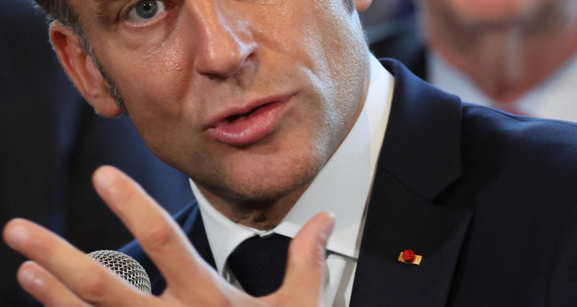 Emmanuel Macron n'écarte aucune riposte si un avion russe viole à nouveau l'espace aérien européen