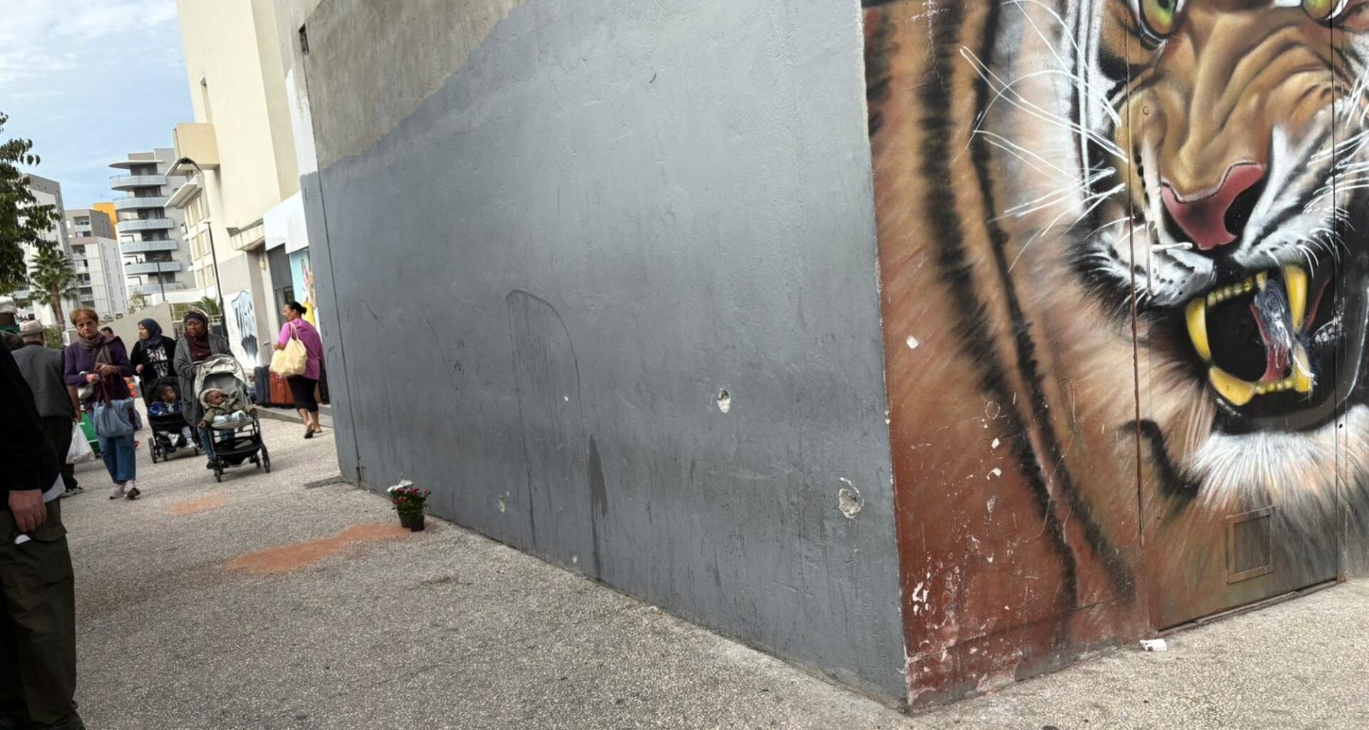 dans le quartier des Moulins, à Nice, des CRS rassurent les habitants après la fusillade