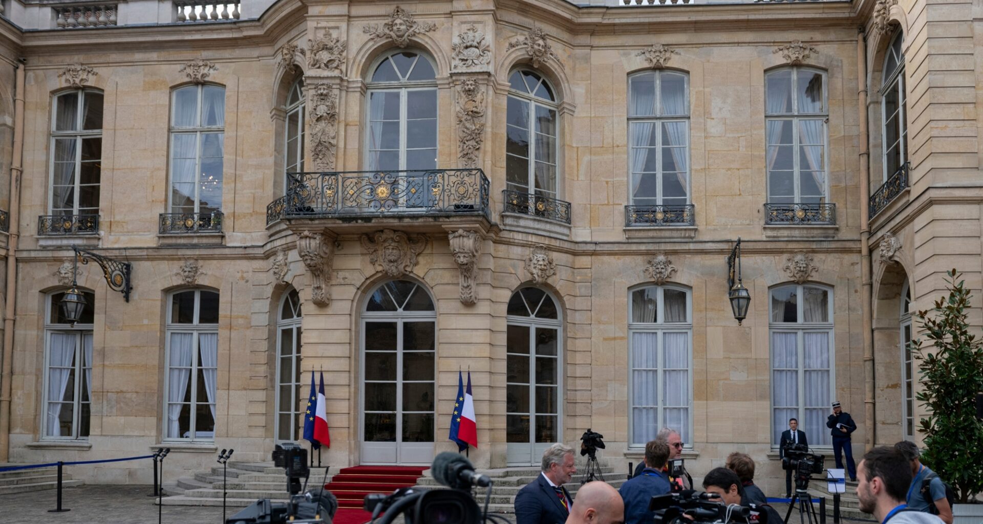 une camionnette prend feu à quelques pas de Matignon, des détonations entendues