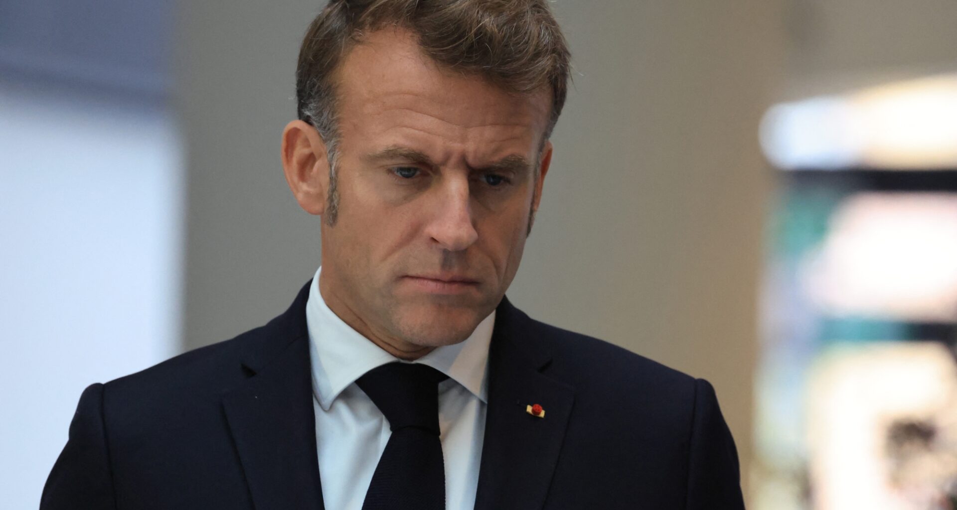 Macron "préoccupé", dissolution, un Premier ministre de gauche... Les grandes manœuvres ont commencé à l'Elysée