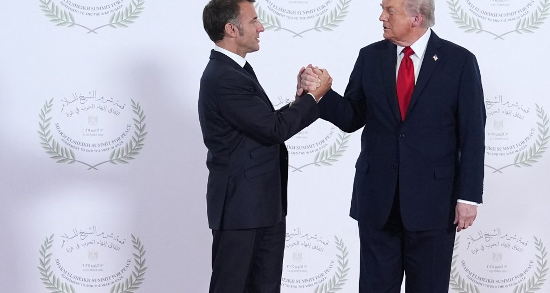Au "Sommet pour la Paix" à Gaza, la poignée de main musclée entre Donald Trump et Emmanuel Macron