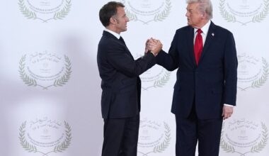 Au "Sommet pour la Paix" à Gaza, la poignée de main musclée entre Donald Trump et Emmanuel Macron