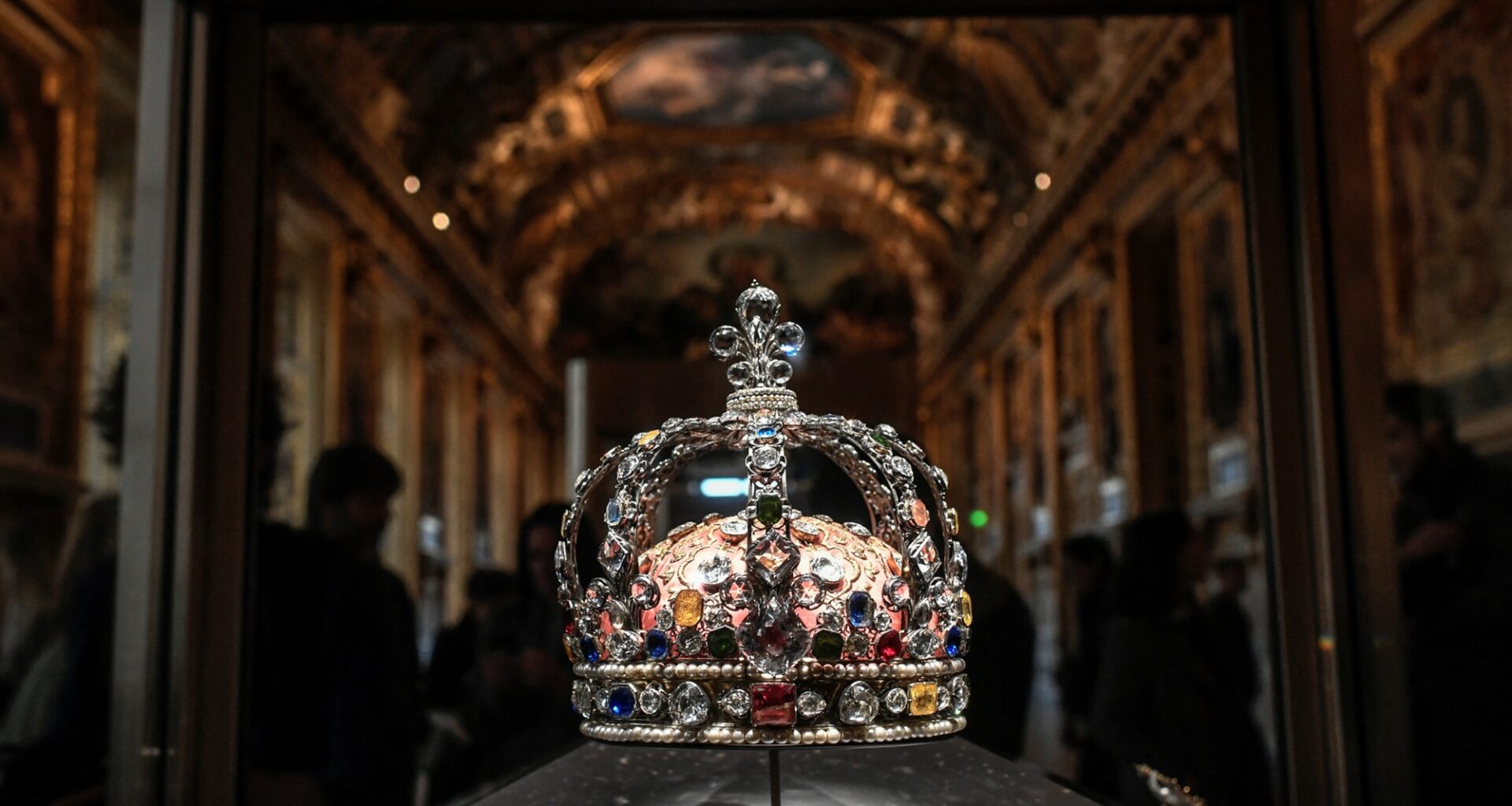 quels sont les bijoux exposés dans la galerie Apollon, ciblée par les voleurs ?